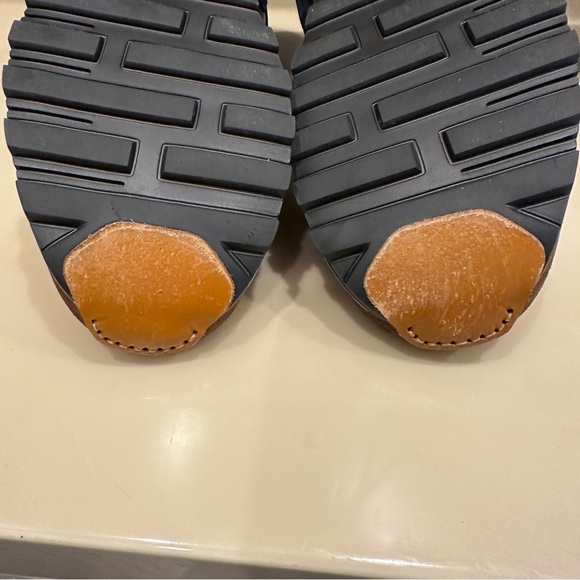 Worn for three hours inside a restaurant - Picture 3 of 9